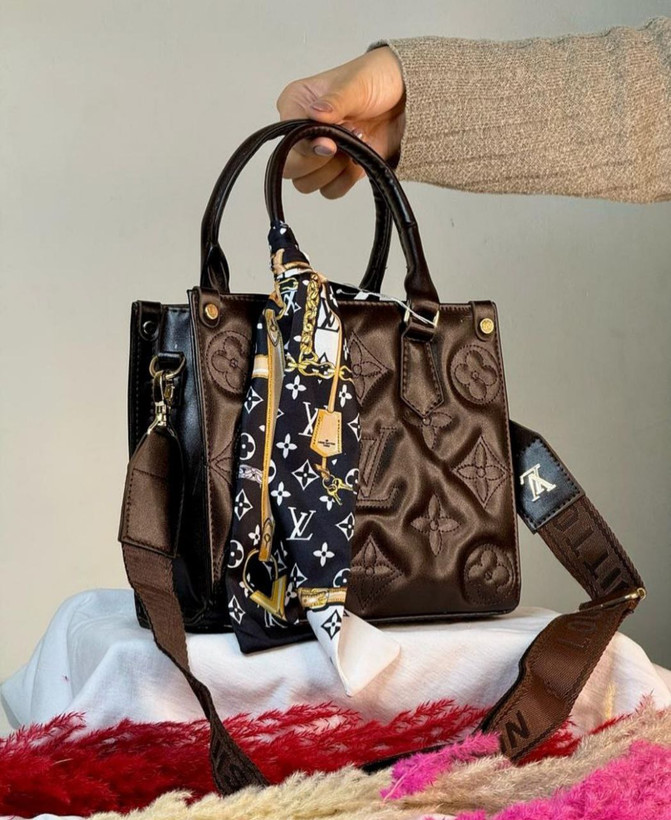 کیف ال وی گلدوزی مربع