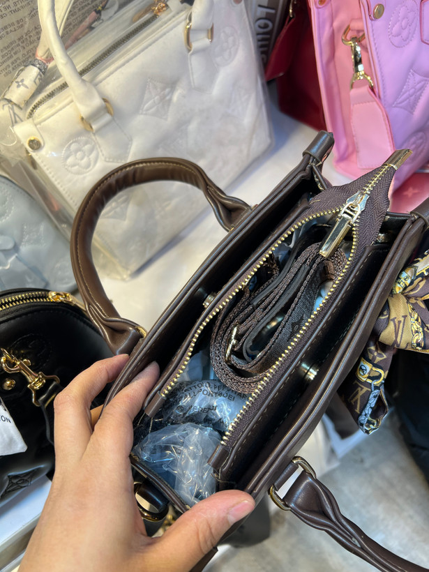 کیف ال وی گلدوزی مربع